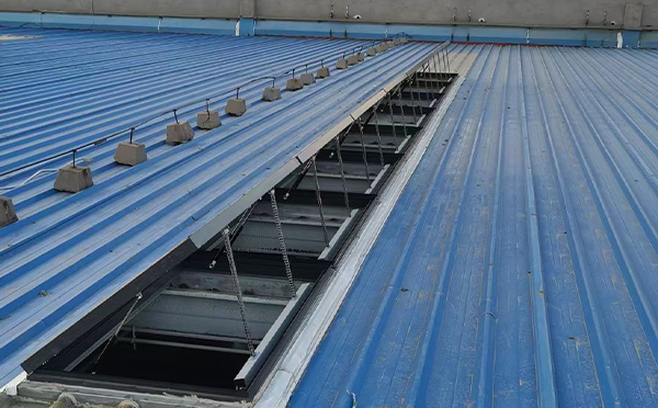 某城市大型商业综合体中庭昌吉排烟窗工程